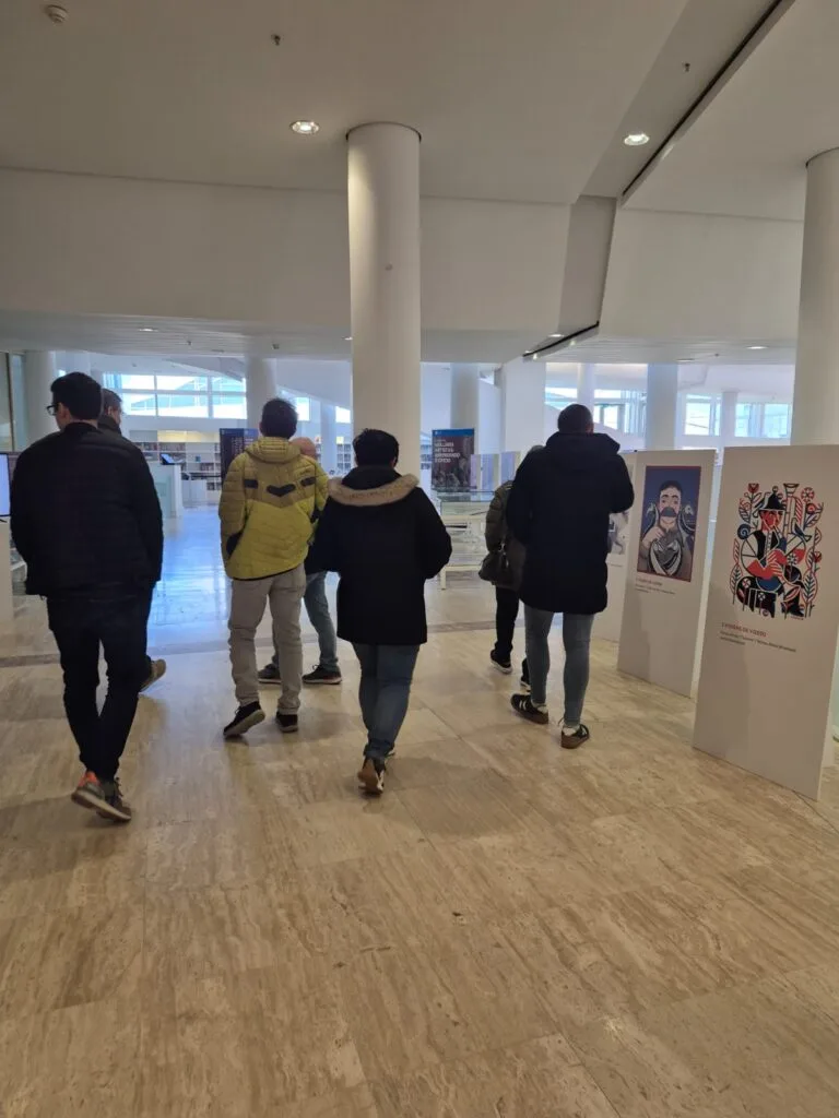 Participantes na visita percorren a biblioteca da Cidade da Cultura de Galicia