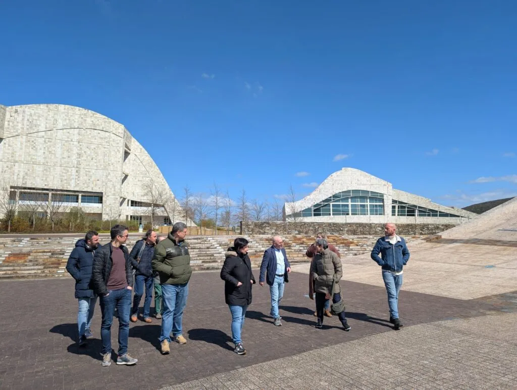 Grupo de visitantes na explanada exterior da Cidade da Cultura de Galicia