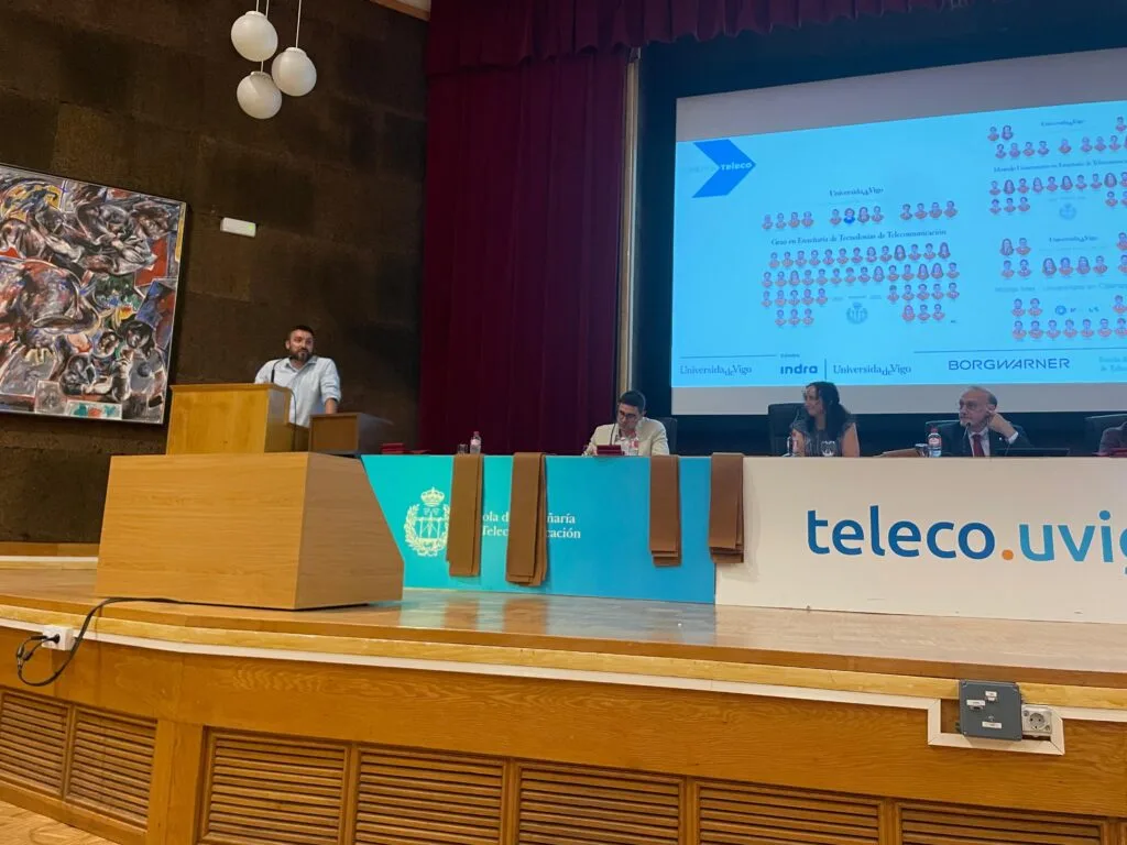 Intervención no atril durante a graduación da Escola de Enxeñaría de Telecomunicación de Vigo
