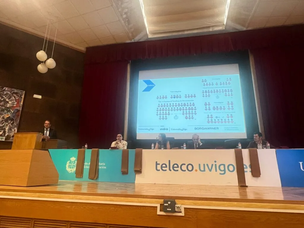 Vista do escenario coa promoción de graduados en Tecnoloxías de Telecomunicación de Vigo