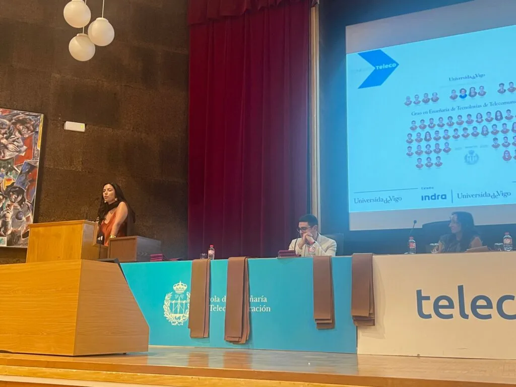 Unha graduada intervén no atril da Escola de Enxeñaría de Telecomunicación de Vigo