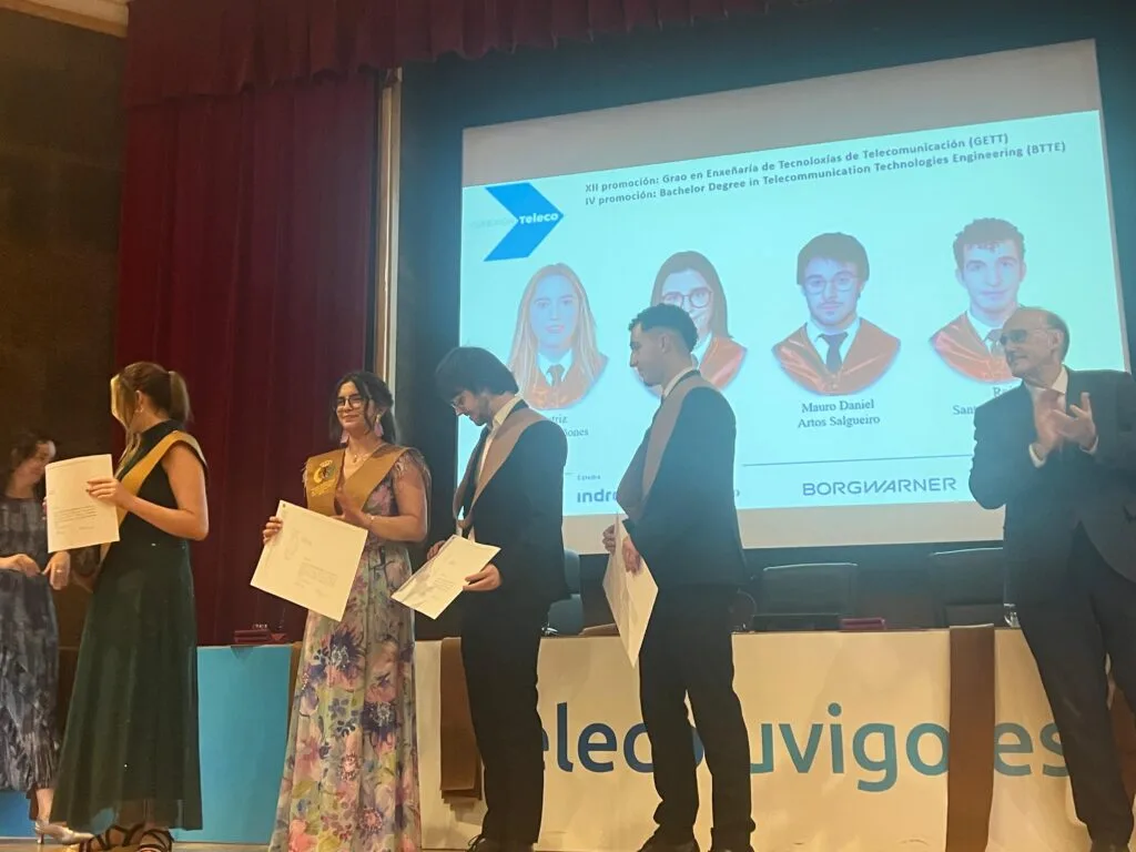 Graduadas e graduados amosan o seu diploma no acto da Escola de Telecomunicación de Vigo