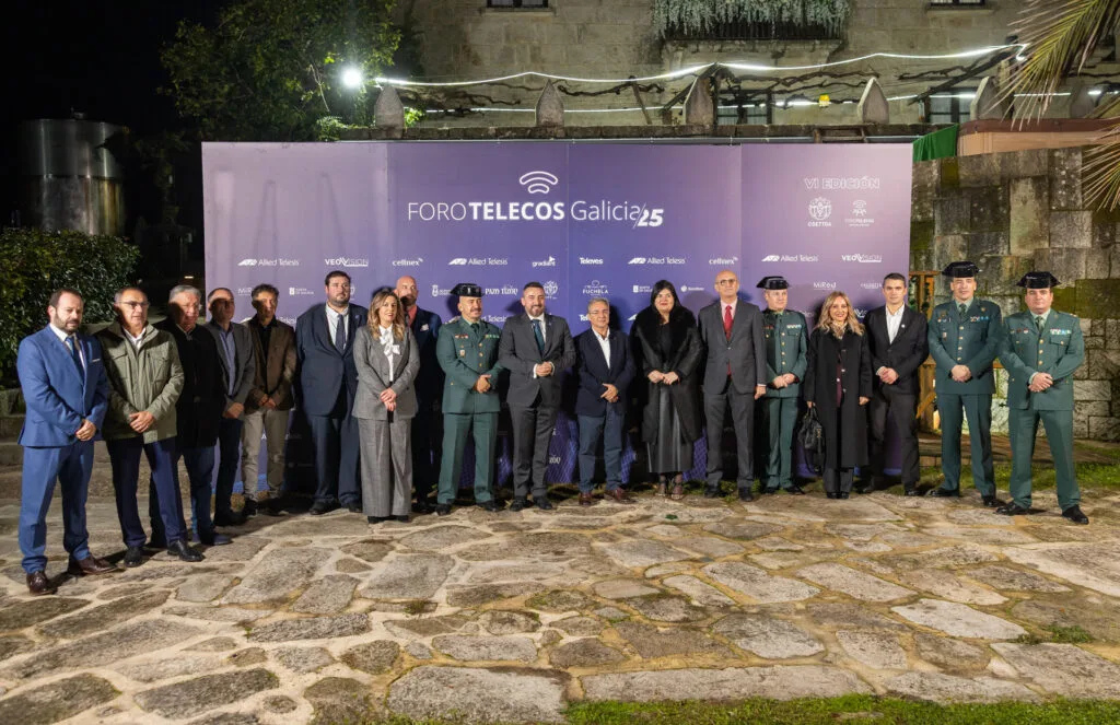 Foto de grupo de autoridades e invitados en la VI edición de ForoTelecos Galicia 25