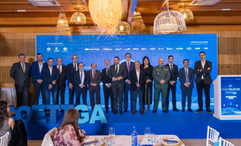Foto de familia de autoridades y organizadores en el escenario de ForoTelecos Galicia 25