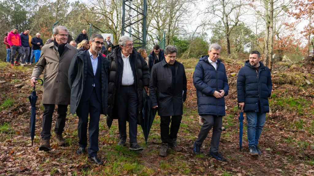 Autoridades caminan hacia la nueva torre de telefonía móvil instalada en Leiro, Ourense