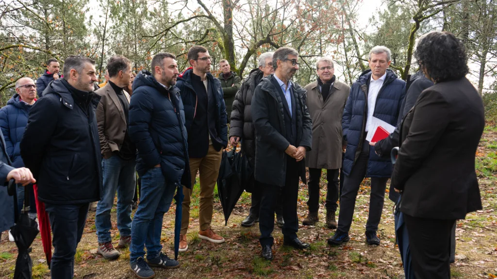 Autoridades y asistentes al acto de presentación de la nueva torre de telefonía móvil en Leiro