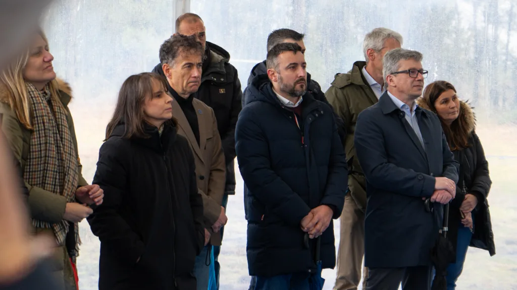 Asistentes siguen las intervenciones en la carpa del acto celebrado en Leiro, Ourense