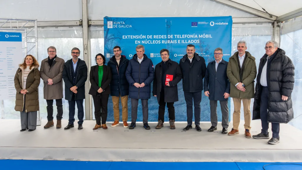 Foto de familia bajo el panel de la extensión de redes de telefonía móvil en núcleos rurales y aislados