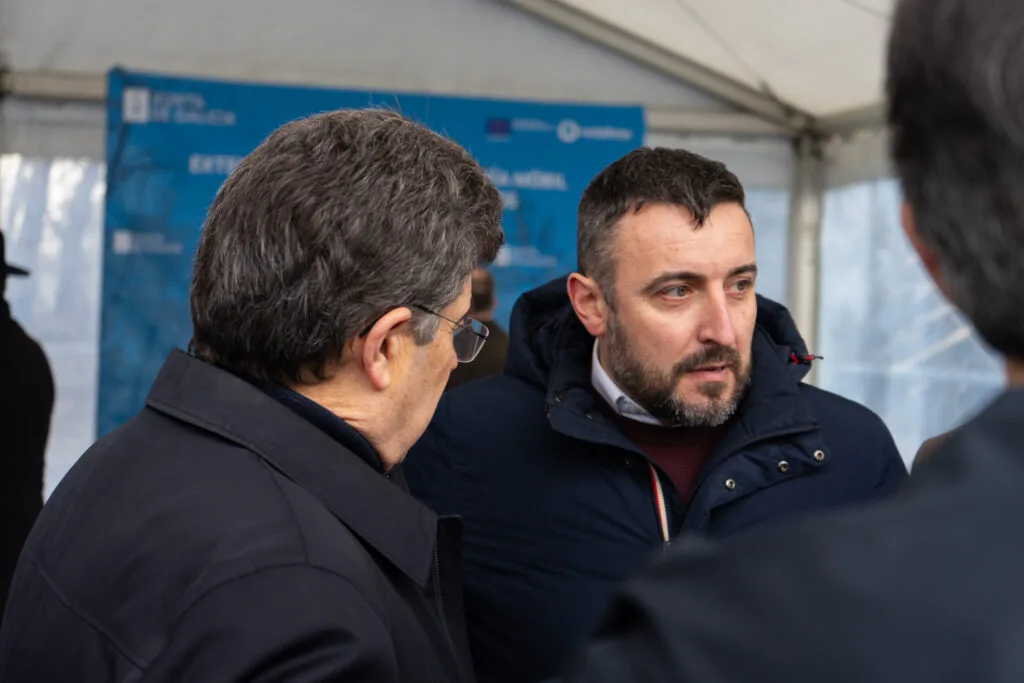 Intercambio de opiniones con el CEO de Vodafone España ante el panel del proyecto en Leiro