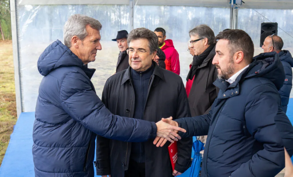 Saludo entre asistentes al acto de extensión de la red móvil en núcleos rurales, en Leiro