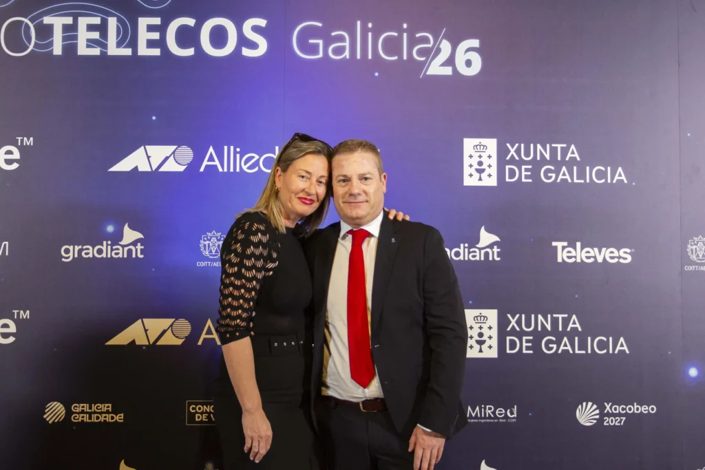 Un home e unha muller posan abrazados baixo o rótulo do ForoTelecos Galicia 26