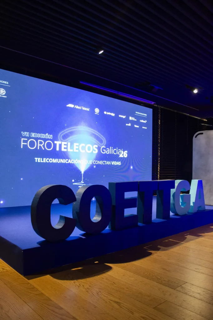 Escenario coa pantalla do ForoTelecos Galicia 26 e as letras corpóreas COETTGA